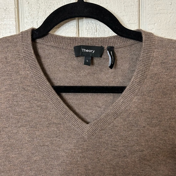 Theory Riland V-Neck Sweater, size large. - Picture 5 of 5